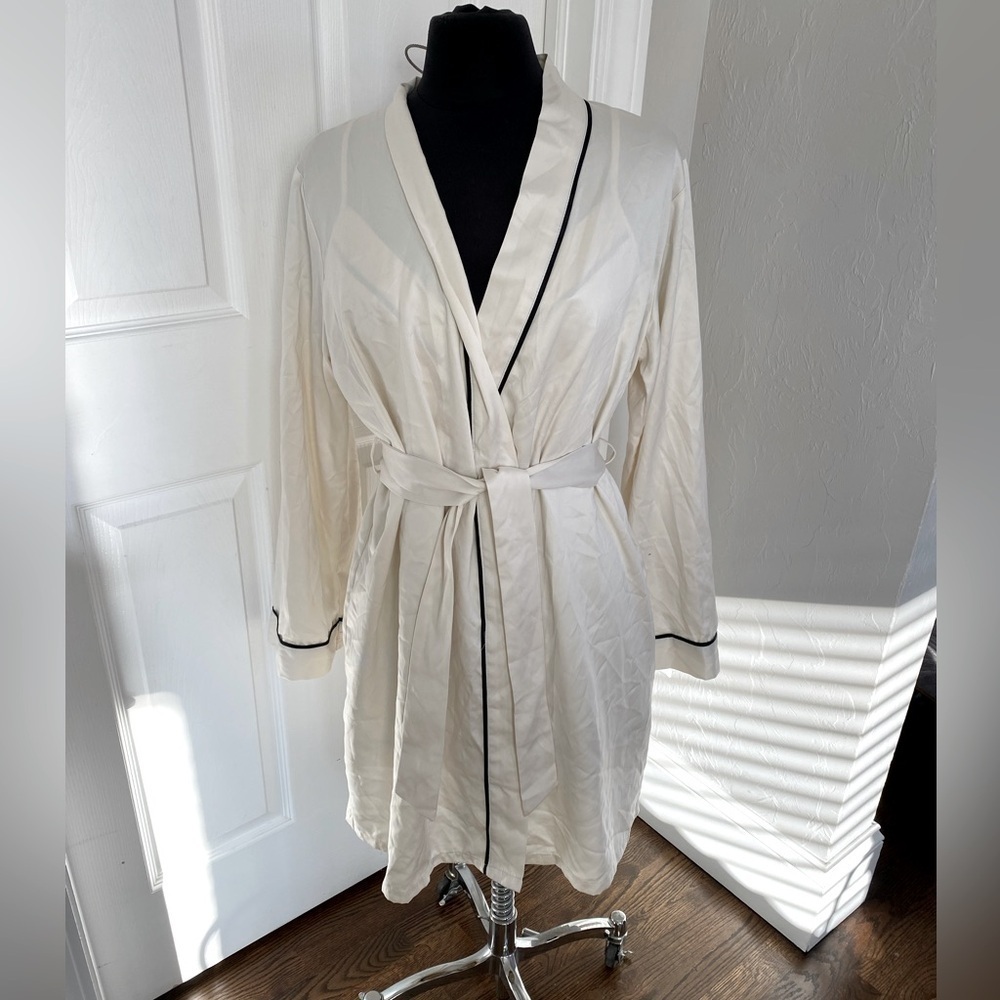 NWT ivory Fredericks of Hollywood “Bride to be” robe with black piping